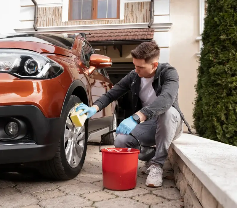 Lavage auto à domicile Arith : professionnel intervenant sur un véhicule